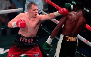 Федор Чудинов досрочно остановил Умара Садика, отстояв титул WBA Gold во втором среднем весе