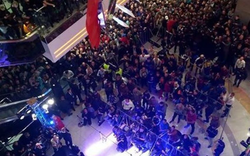 Автограф-сессия Льюиса и Холифилда собрала огромную толпу фанатов 