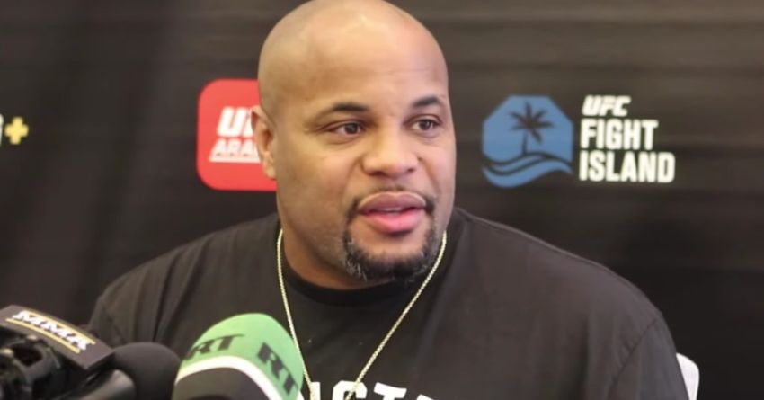 Daniel Cormier advises Dustin Poirier to be especially careful at the beginning of the fight with Conor McGregor