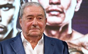 Промоутер Усика отреагировал на жесткие высказывания Арума: "Наступили деду на мозоль"