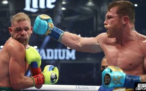 Эдди Хирн объяснил, почему угол Сондерса отказался от продолжения боя с Альваресом