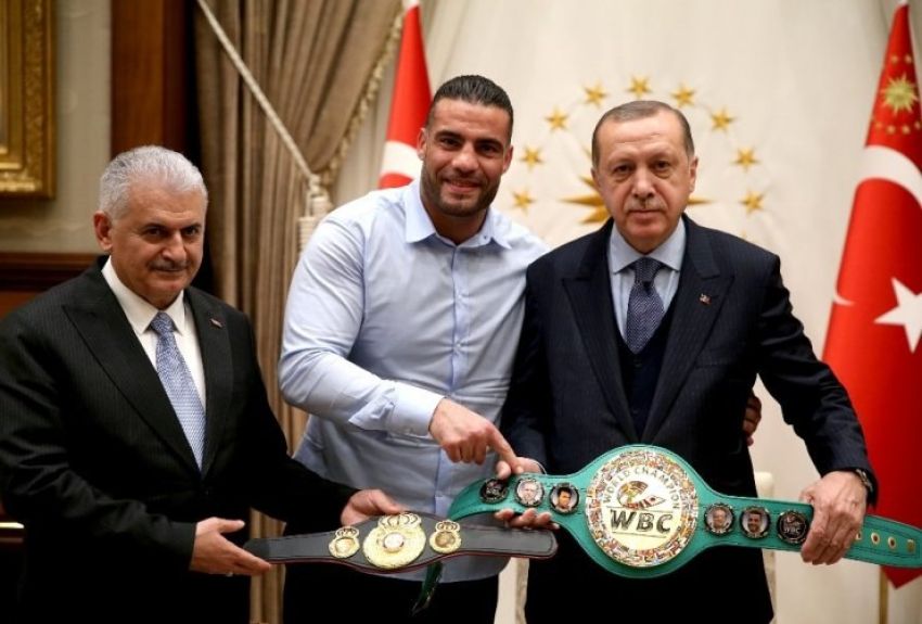 Президент Эрдоган встретился с сирийским боксёром