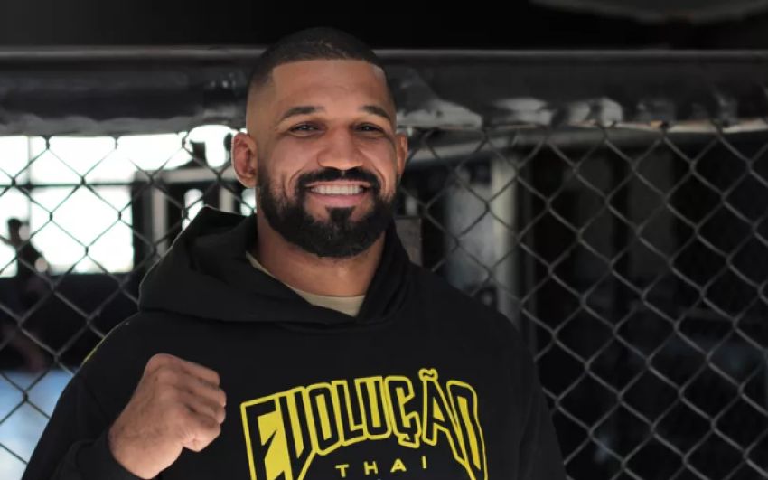 Рафаэль Карвальо с распростертыми объятиями ждет Лиото Мачиду в Bellator