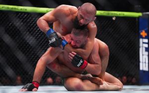 Хамзат Чимаев уверенно победил Дрикуса дю Плесси на UFC 319