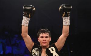 Олимпийский чемпион Данияр Елеусинов одержал третью победу