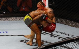 Александр Волков спорно победил Жаилтона Алмейду на UFC 321