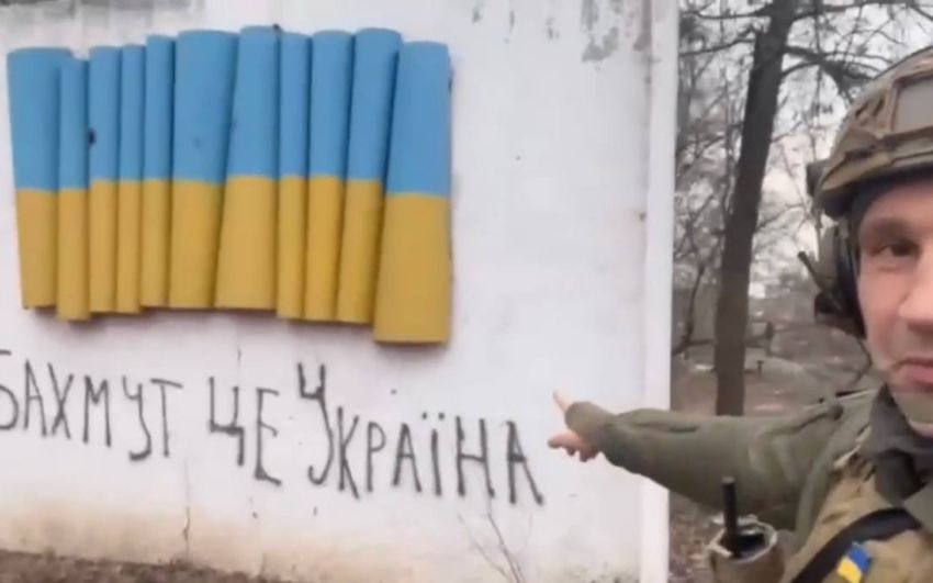 Виталий Кличко встретил Новый год с украинскими военными на передовой: "Шлем вам поздравления из Бахмута"