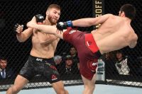 Магомед Анкалаев финишировал Иона Куцелабу в спорном поединке на UFC Fight Night 169