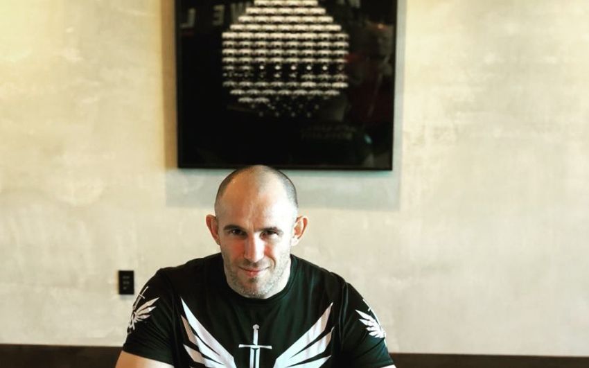 Алексей Олейник продлил контракт с UFC