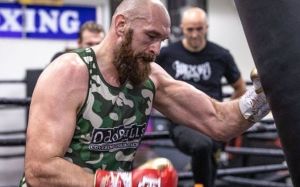 Тайсон Фьюри поработал на лапах: "Представьте лицо Джошуа, которое я размажу этими шикарными ударами правой"
