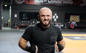 Магомед Исмаилов продемонстрировал скоростную работу на лапах