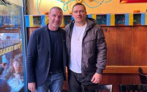 Александр Усик встретился в Нью-Йорке с Ливом Шрайбером