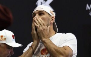 "Нервный срыв" Ковалева: боксер возмутился тем, что его семью попросили надеть маски в самолете