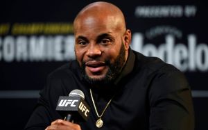 Даниэль Кормье назвал бой, который должен возглавить UFC 300: "Эдвардс и Мухаммад не подходят на эту роль"