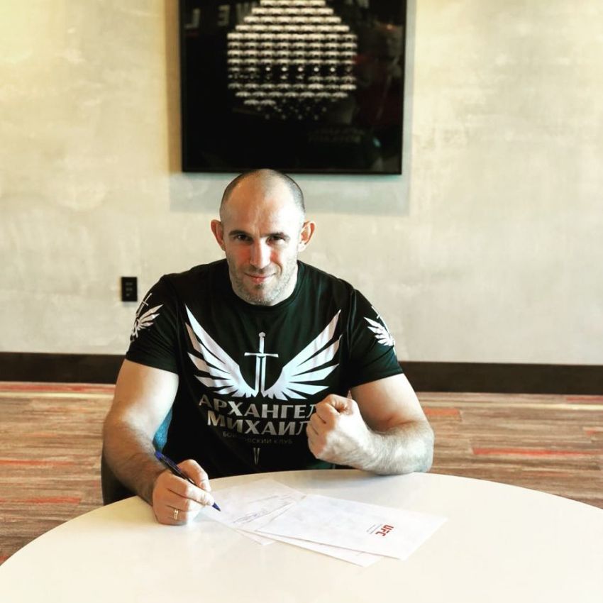 Алексей Олейник продлил контракт с UFC
