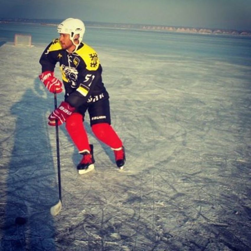 Ломаченко играет в хоккей