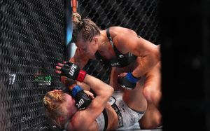 Кайла Харрисон успешно дебютировала в UFC, "задушив" Холли Холм на UFC 300