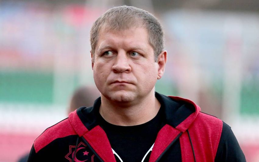 Евгений Гончаров поделился видео, на котором Александра Емельяненко отправляют в тяжелый нокдаун в "Ахмате"