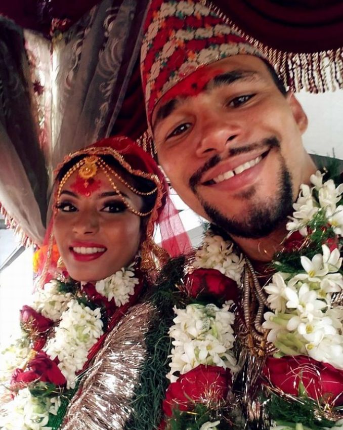 Кадр дня: пёстрый Кит Тёрман уехал в Непал и женился