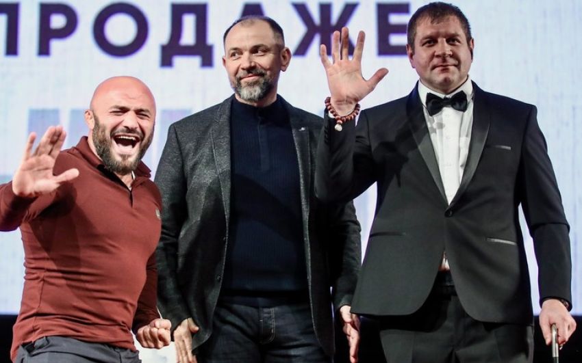 Александр Емельяненко: "Трость - это образ. Ну какая травма?"