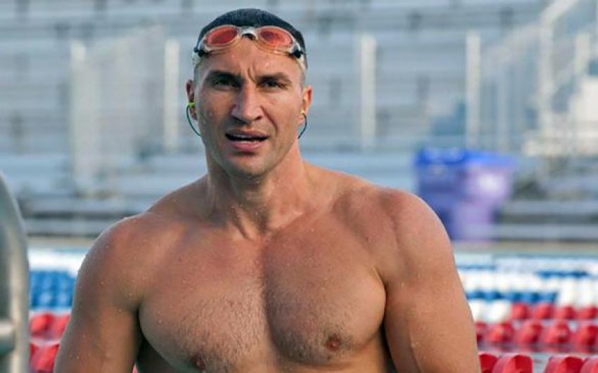 Владимир Кличко прокатился на доске для серфинга по Днепру