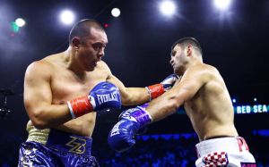Филип Хргович побывал в нокдауне и спорно победил Чжан Чжилея в финальном элиминаторе по линии IBF