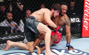 Мовсар Евлоев победил Лерона Мерфи в главном событии UFC Fight Night 270