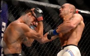 Новый чемпион UFC: Альварес забил Дос Аньоса