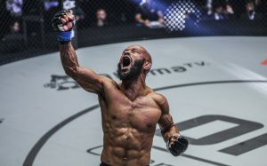 Деметриус Джонсон выиграл Гран-при ONE в легчайшем весе, победив единогласным решением Дэнни Кингада