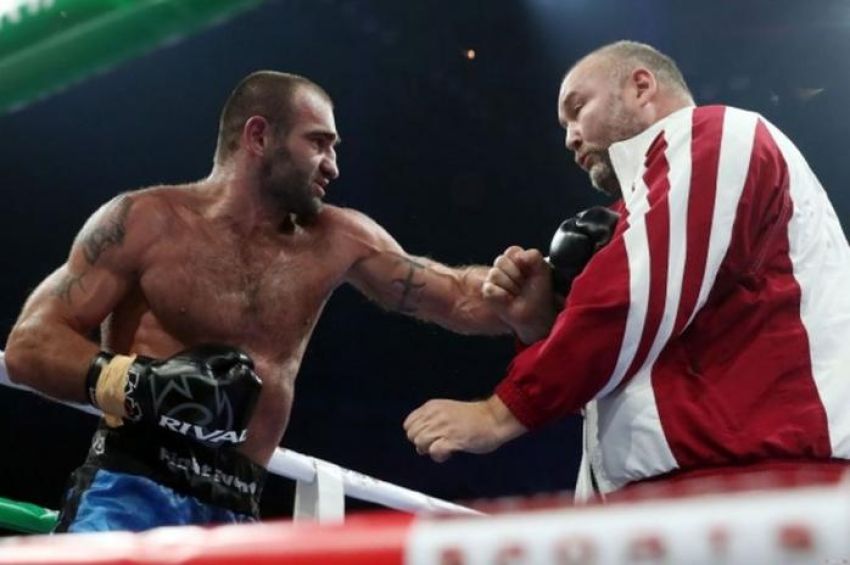 Грузинский боксер с кулаками набросился на тренера после поражения