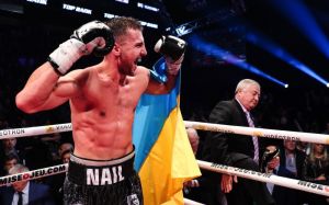 Александр Гвоздик отбоксирует против Дуду Нгумбу