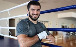 Артур Бетербиев показал необычное упражнение на укрепление пресса