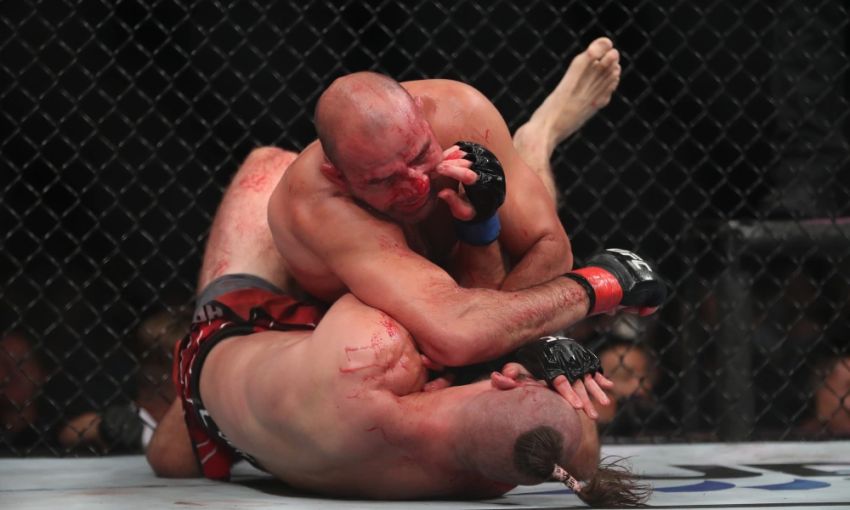 Гловер Тейшейра вел на судейских записках на момент остановки боя с Прохаской на UFC 275