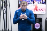 Александр Емельяненко провел тренировку в бассейне: "Так любил делать Мохаммед Али"