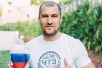 Сергей Ковалев эффектно отжал мокрую футболку после тренировки: "Продолжаю держать себя в форме"