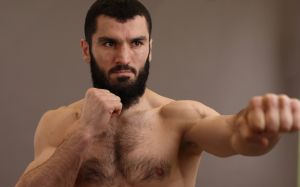 С кем подерется Бетербиев, если победит Смита? Знает Арум
