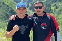 "Выигрывать и бороться". Тренер казахстанского проспекта раскрыл план на дебютный бой в UFC