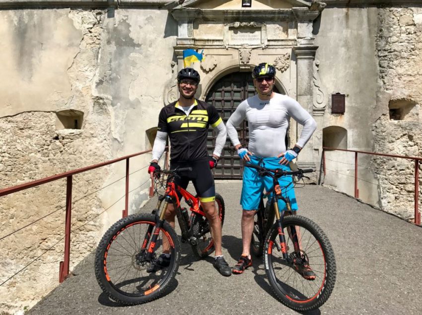 Оба в форме. Братья Кличко накатывают километры на велосипедах в Карпатах