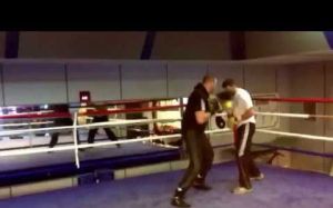 Видео: 2013 год, боди спарринг Тайсона Фьюри и Хьюи Фьюри