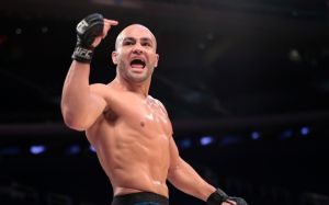 Эдди Альварес предлагает смотреть его бой вместо турнира UFC в Филадельфии