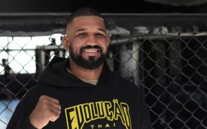 Рафаэль Карвальо с распростертыми объятиями ждет Лиото Мачиду в Bellator
