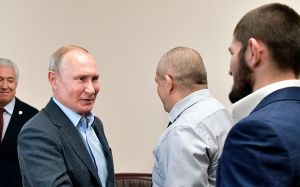 Хабиб Нурмагомедов объяснил высокий рейтинг Путина: "В России люди счастливы очень маленьким вещам"