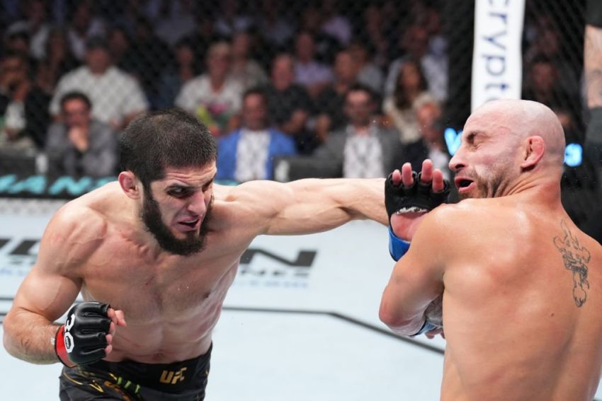 Ислам Махачев в напряженном бою победил Алекса Волкановски на UFC 284