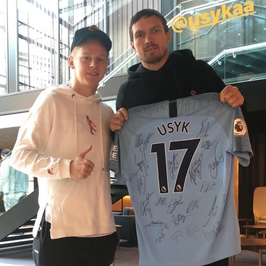Александр Зинченко подарил Александру Усику эксклюзивную футболку "Манчестер Сити"