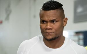 Элейдер Альварес заявил о готовности драться с любым чемпионом 