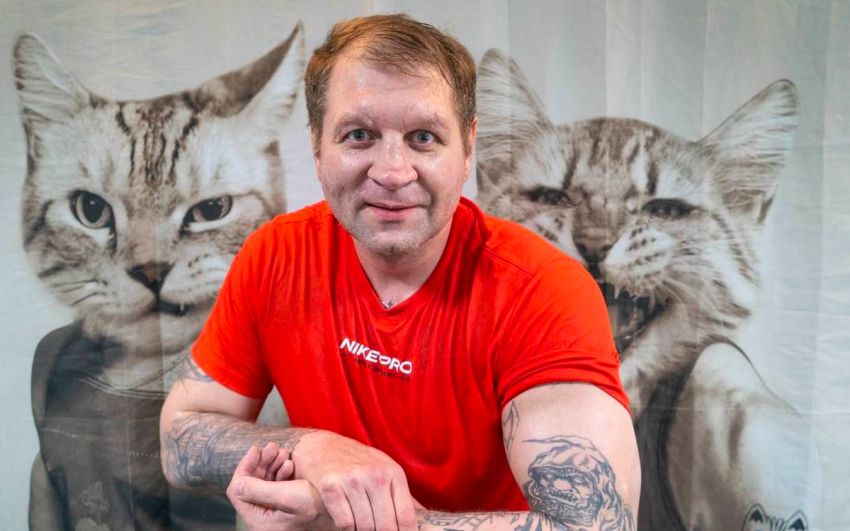 "Это я обращаюсь к дебилам": Александр Емельяненко отреагировал на слухи в СМИ о завершении его карьеры