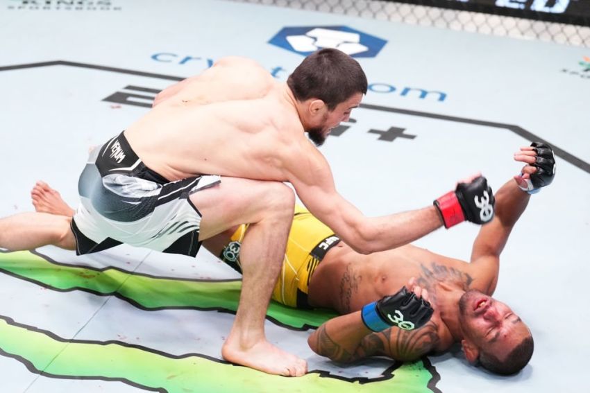 Умар Нурмагомедов вырубил Раони Барселоса на UFC Fight Night 217