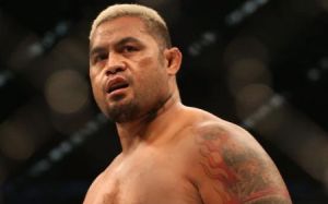 Марк Хант хочет половину гонорара Леснара, либо увольнения из UFC
