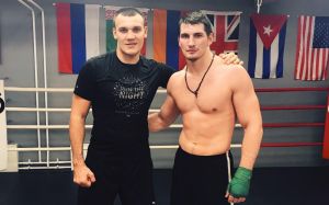 Власов помогает Папину подготовиться к Силлаху
