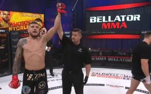 Ярослав Амосов в напряженном бою побеждает Логана Сторли на Bellator 252